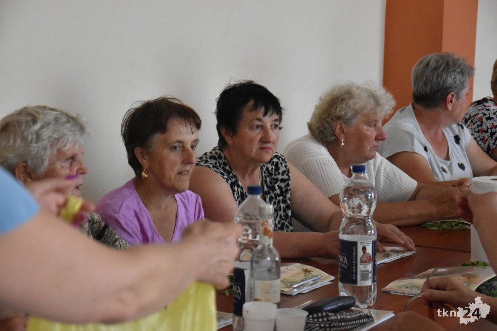 Seniorki z Dziebałtowa wzięły udział w warsztatach zielarskich [wideo, zdjęcia]