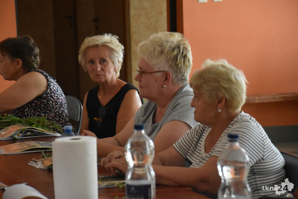 Seniorki z Dziebałtowa wzięły udział w warsztatach zielarskich [wideo, zdjęcia]