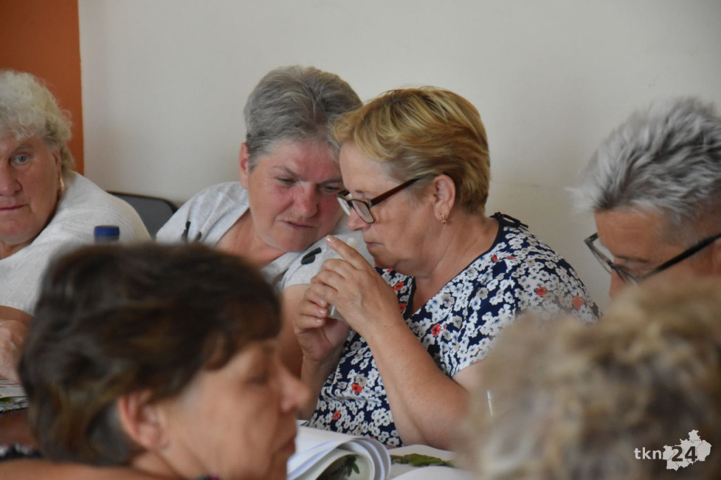 Seniorki z Dziebałtowa wzięły udział w warsztatach zielarskich [wideo, zdjęcia]
