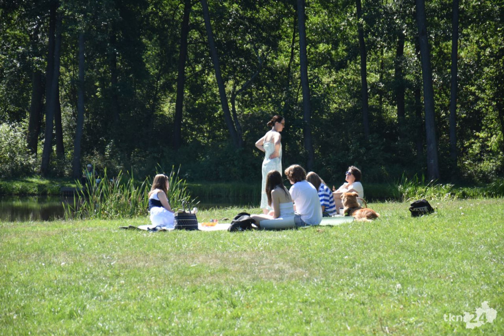 Sztuka Bycia kontynuuje działanie. Młodzież zaprosiła na piknik nad wodą [zdjęcia]