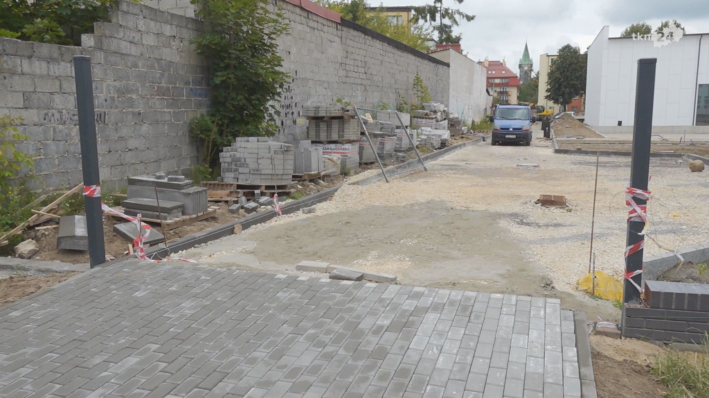 Hala przy SP2 Końskie z pięknym parkietem już na ukończeniu! [wideo, zdjęcia]
