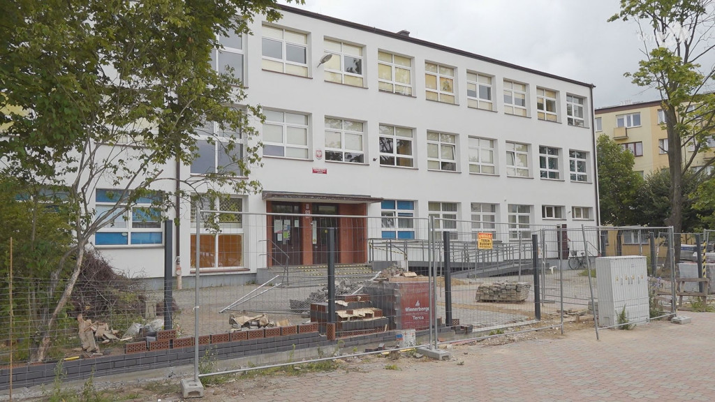 Hala przy SP2 Końskie z pięknym parkietem już na ukończeniu! [wideo, zdjęcia]