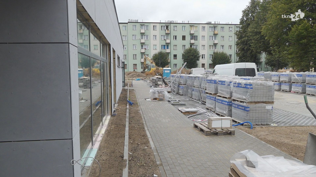 Hala przy SP2 Końskie z pięknym parkietem już na ukończeniu! [wideo, zdjęcia]