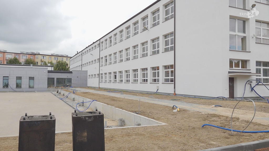 Hala przy SP2 Końskie z pięknym parkietem już na ukończeniu! [wideo, zdjęcia]