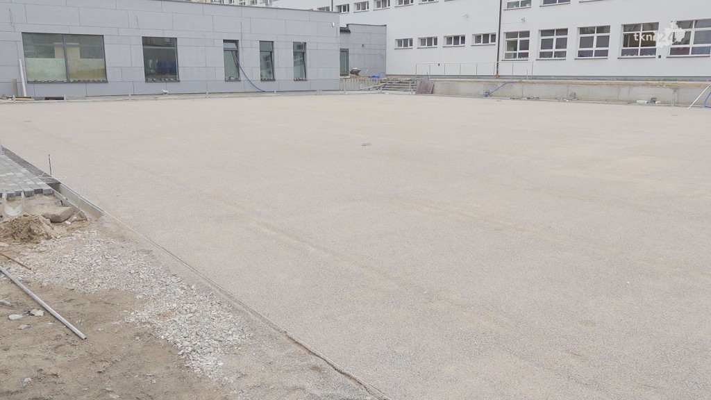 Hala przy SP2 Końskie z pięknym parkietem już na ukończeniu! [wideo, zdjęcia]