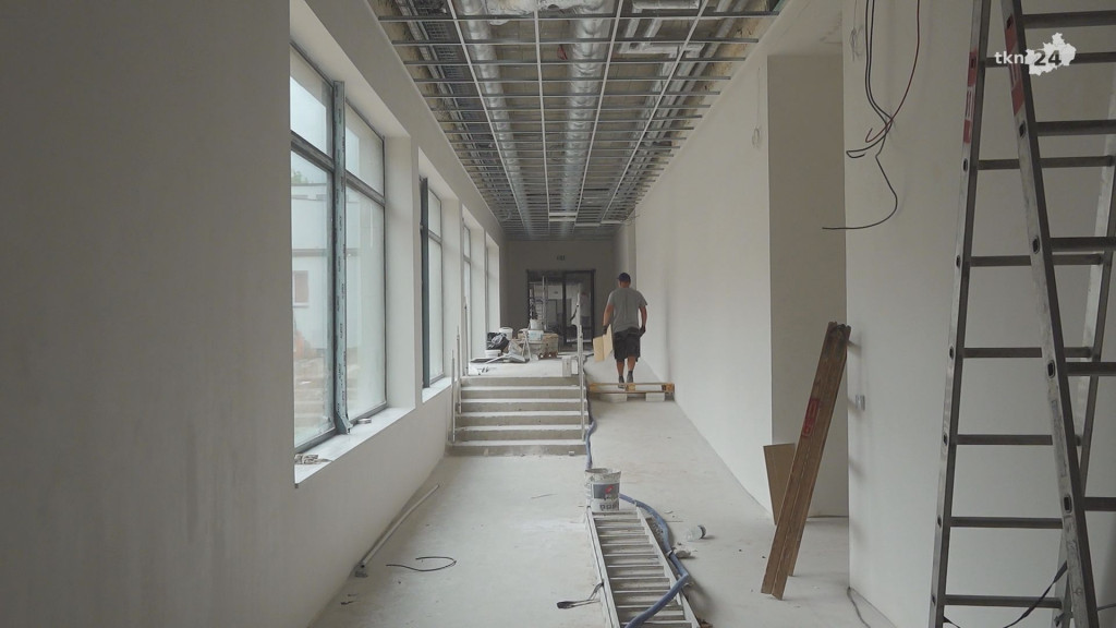 Hala przy SP2 Końskie z pięknym parkietem już na ukończeniu! [wideo, zdjęcia]