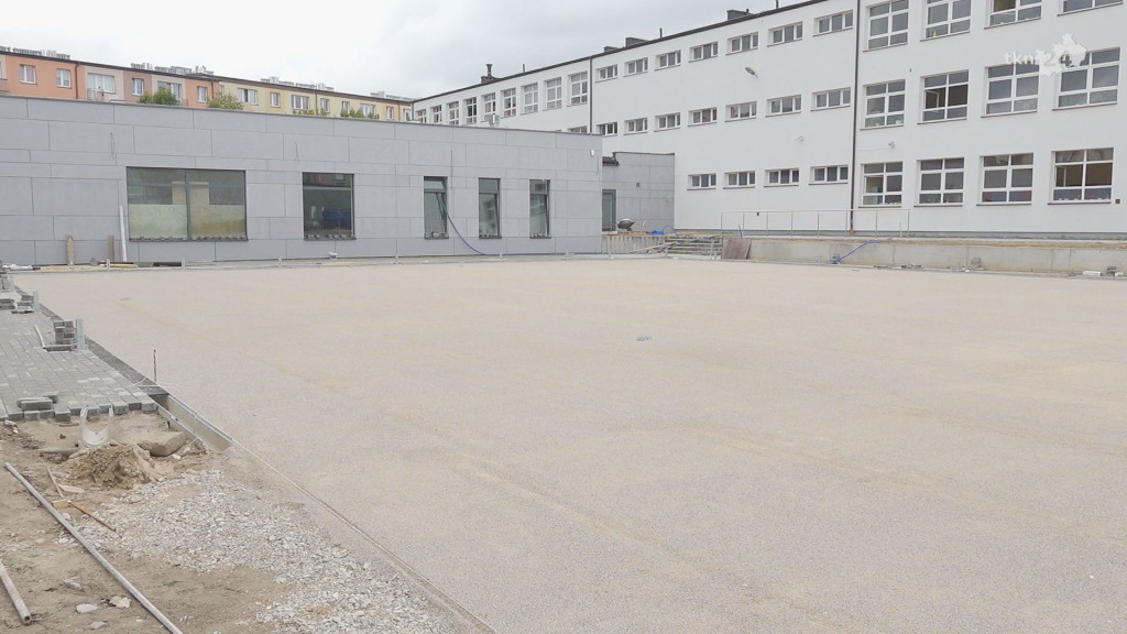 Hala przy SP2 Końskie z pięknym parkietem już na ukończeniu! [wideo, zdjęcia]