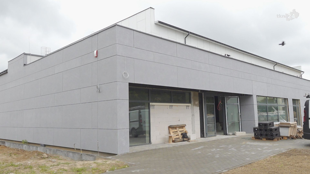 Hala przy SP2 Końskie z pięknym parkietem już na ukończeniu! [wideo, zdjęcia]