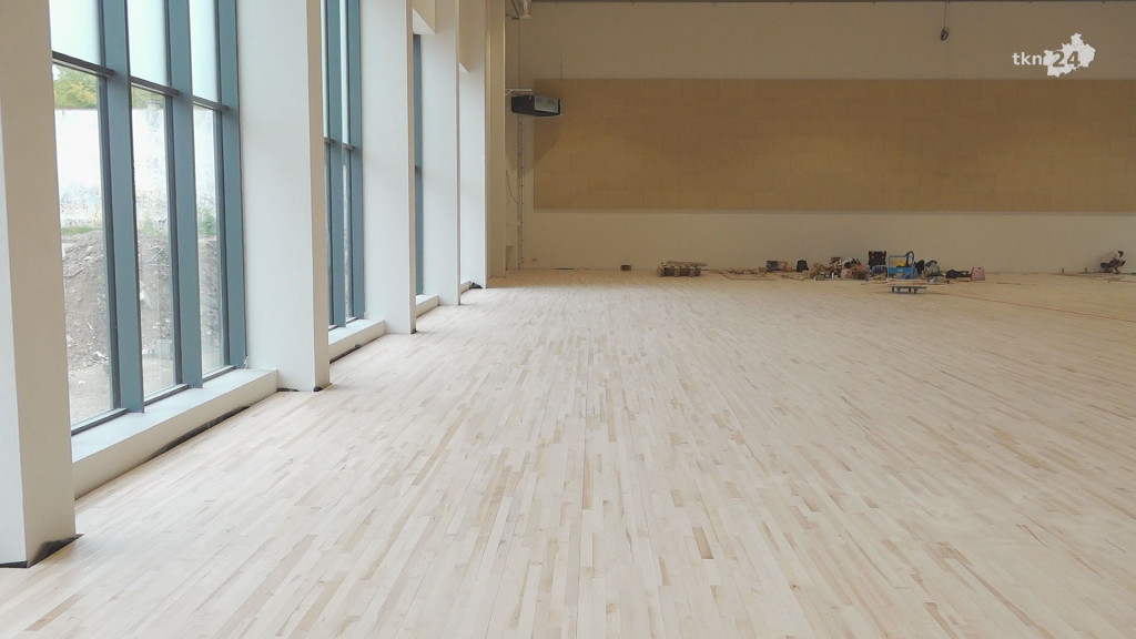 Hala przy SP2 Końskie z pięknym parkietem już na ukończeniu! [wideo, zdjęcia]