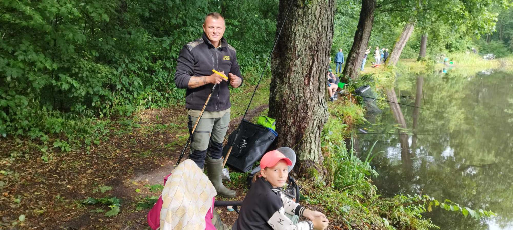 Uczyli wędkarstwa na zbiorniku Barycz. Świetna inicjatywa koneckiego koła [zdjęcia]