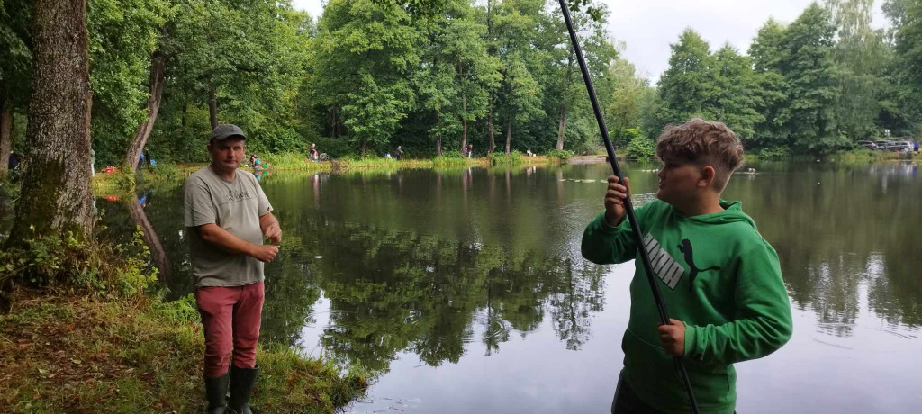Uczyli wędkarstwa na zbiorniku Barycz. Świetna inicjatywa koneckiego koła [zdjęcia]