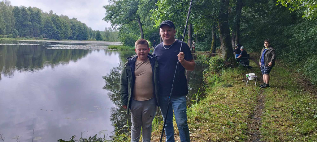 Uczyli wędkarstwa na zbiorniku Barycz. Świetna inicjatywa koneckiego koła [zdjęcia]