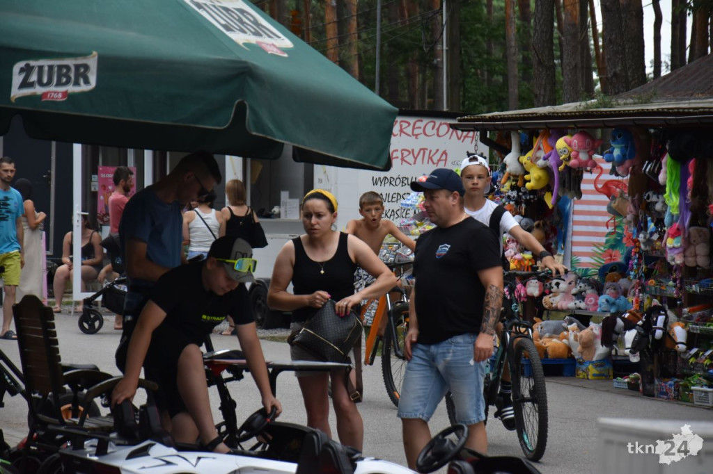 Sielpia przyciąga turystów z całej Polski. Tłumy wypoczywały w sobotę na zalewem [zdjęcia]