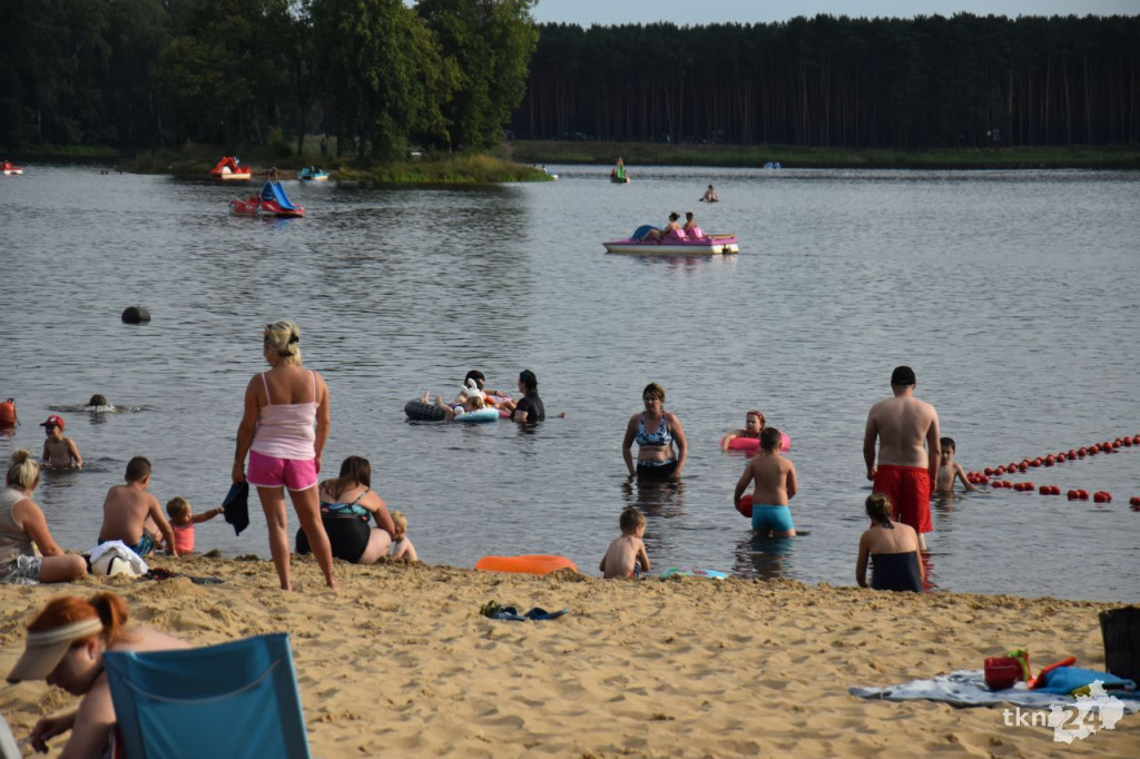 Sielpia przyciąga turystów z całej Polski. Tłumy wypoczywały w sobotę na zalewem [zdjęcia]