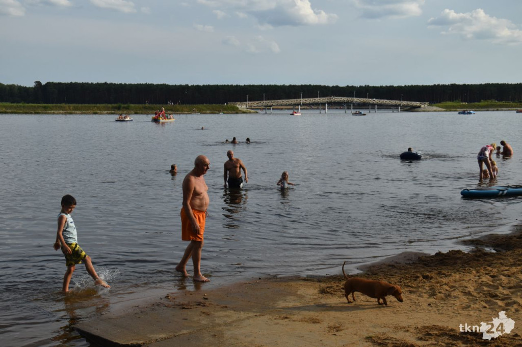 Sielpia przyciąga turystów z całej Polski. Tłumy wypoczywały w sobotę na zalewem [zdjęcia]