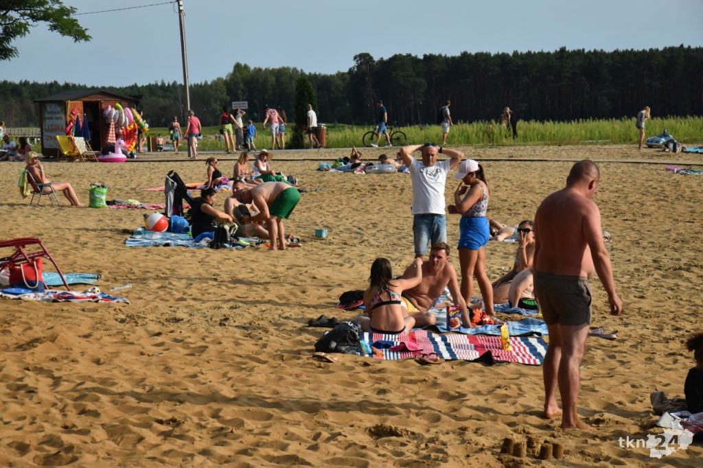 Sielpia przyciąga turystów z całej Polski. Tłumy wypoczywały w sobotę na zalewem [zdjęcia]