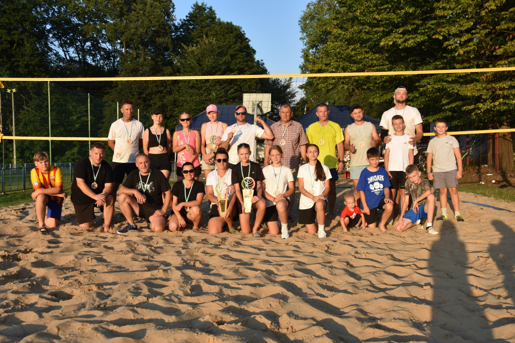 Rodzinny turniej siatkówki plażowej w Fałkowie. Króluje team `Justyna` [zdjęcia]