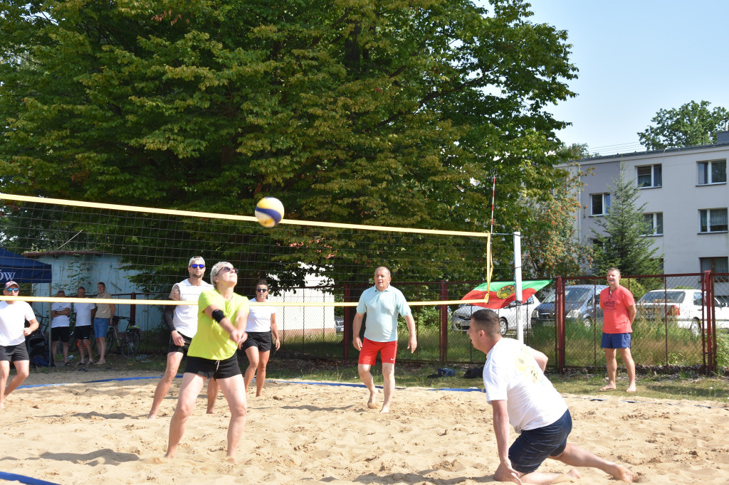 Rodzinny turniej siatkówki plażowej w Fałkowie. Króluje team `Justyna` [zdjęcia]