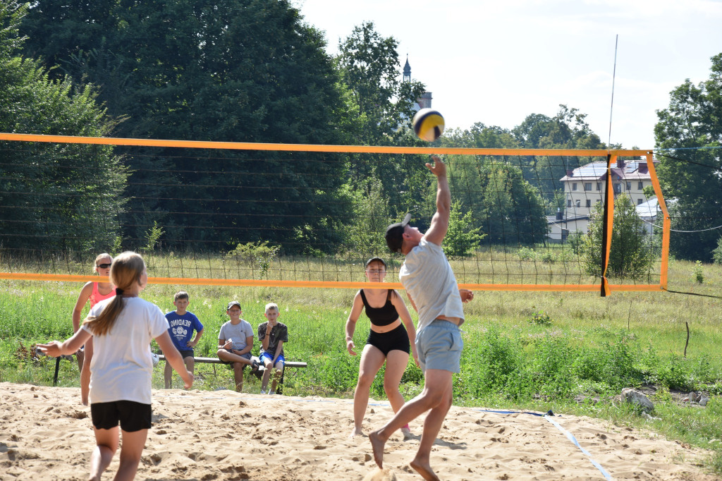 Rodzinny turniej siatkówki plażowej w Fałkowie. Króluje team `Justyna` [zdjęcia]