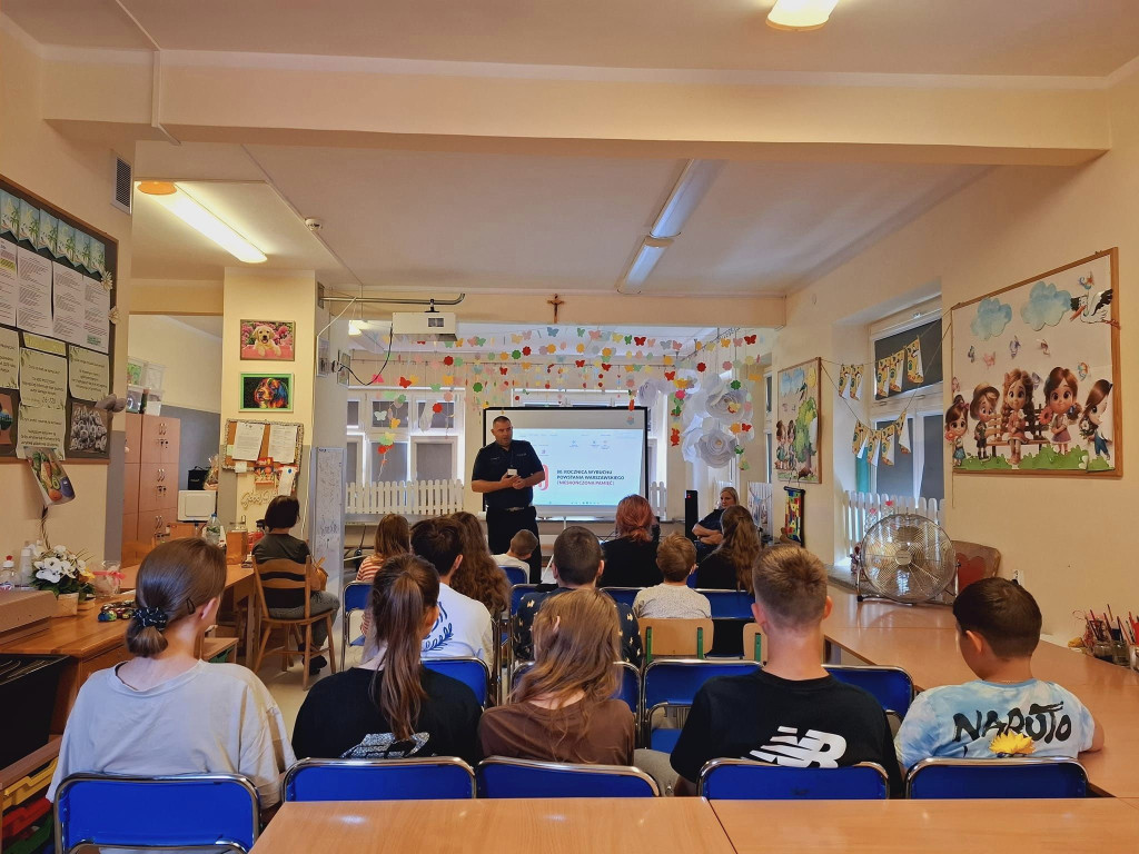 Policjanci edukowali o bezpieczeństwie młodzież w Czarnieckiej Górze [zdjęcia]