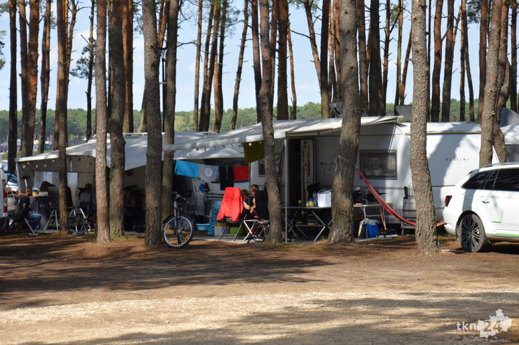 Kamperowicze wypoczywają nad zalewem w Sielpi [fotorelacja]
