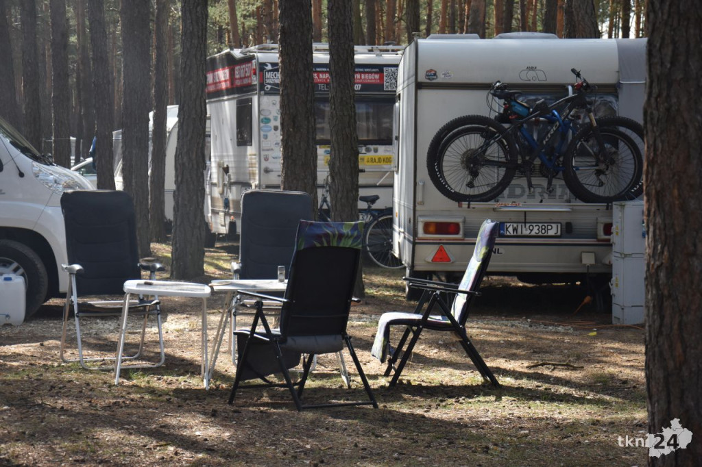 Kamperowicze wypoczywają nad zalewem w Sielpi [fotorelacja]
