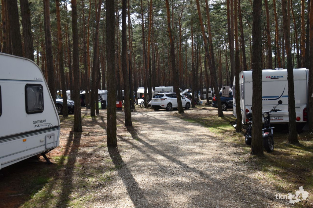 Kamperowicze wypoczywają nad zalewem w Sielpi [fotorelacja]