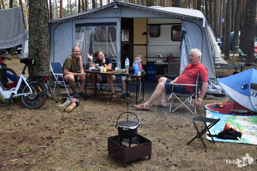Kamperowicze wypoczywają nad zalewem w Sielpi [fotorelacja]
