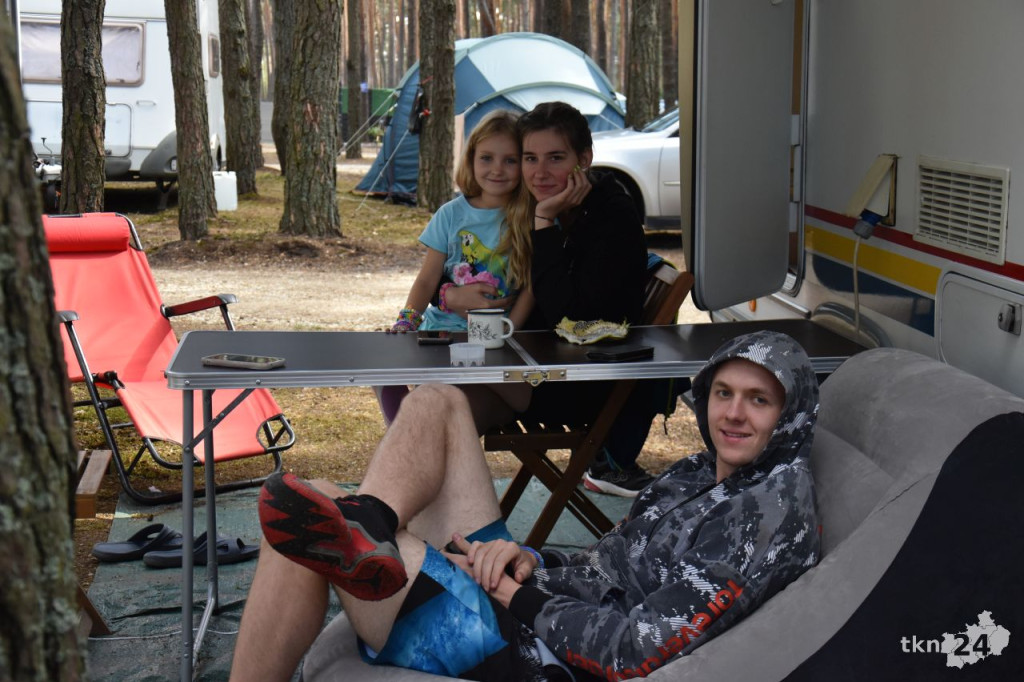 Kamperowicze wypoczywają nad zalewem w Sielpi [fotorelacja]