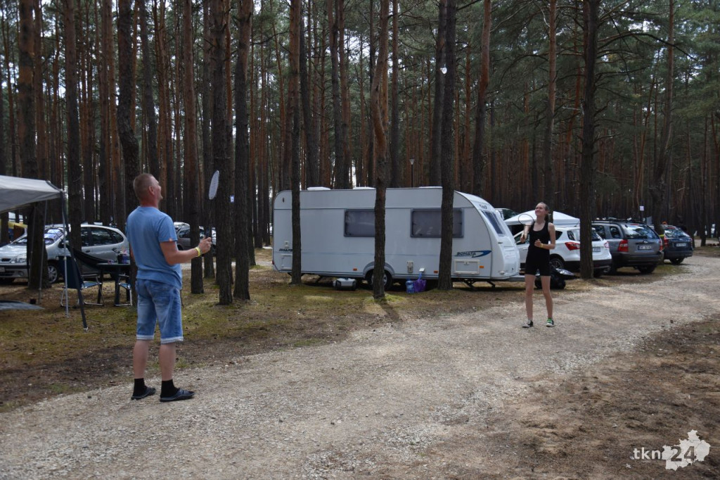 Kamperowicze wypoczywają nad zalewem w Sielpi [fotorelacja]