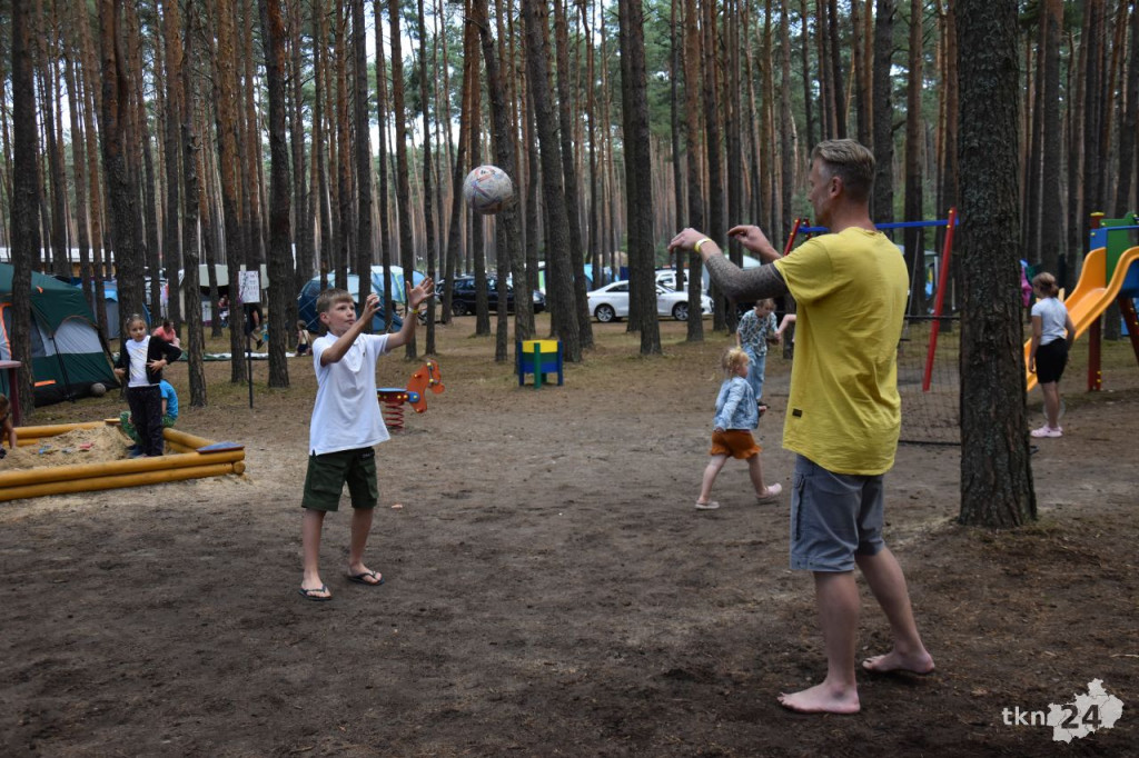 Kamperowicze wypoczywają nad zalewem w Sielpi [fotorelacja]