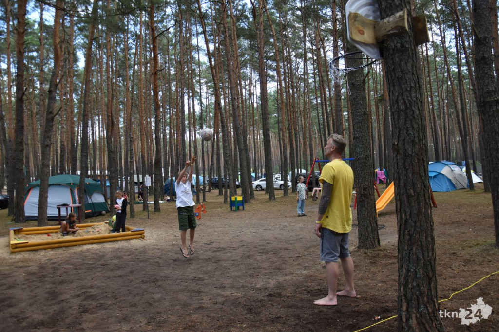 Kamperowicze wypoczywają nad zalewem w Sielpi [fotorelacja]
