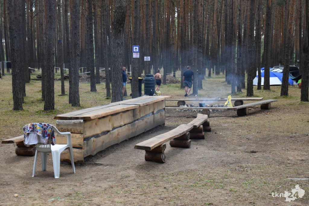 Kamperowicze wypoczywają nad zalewem w Sielpi [fotorelacja]