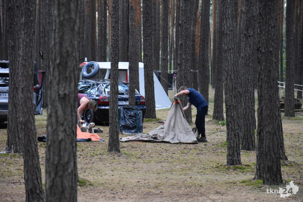 Kamperowicze wypoczywają nad zalewem w Sielpi [fotorelacja]