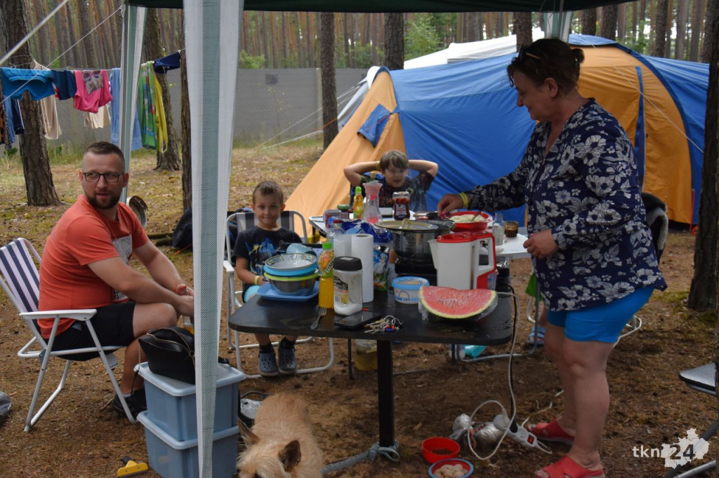 Kamperowicze wypoczywają nad zalewem w Sielpi [fotorelacja]
