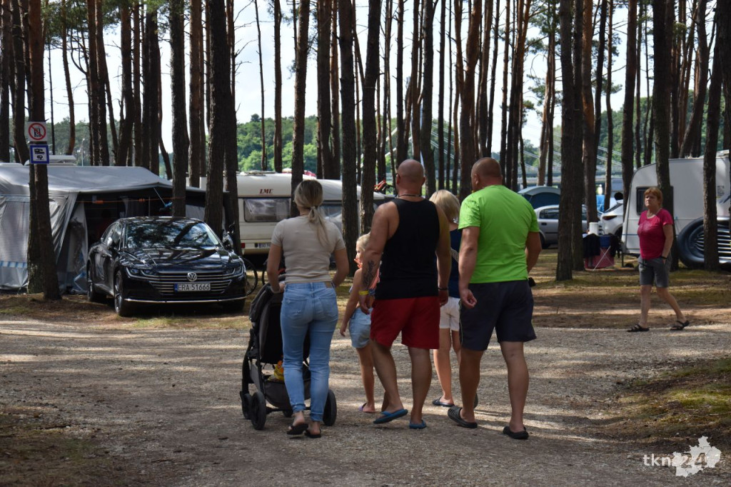 Kamperowicze wypoczywają nad zalewem w Sielpi [fotorelacja]