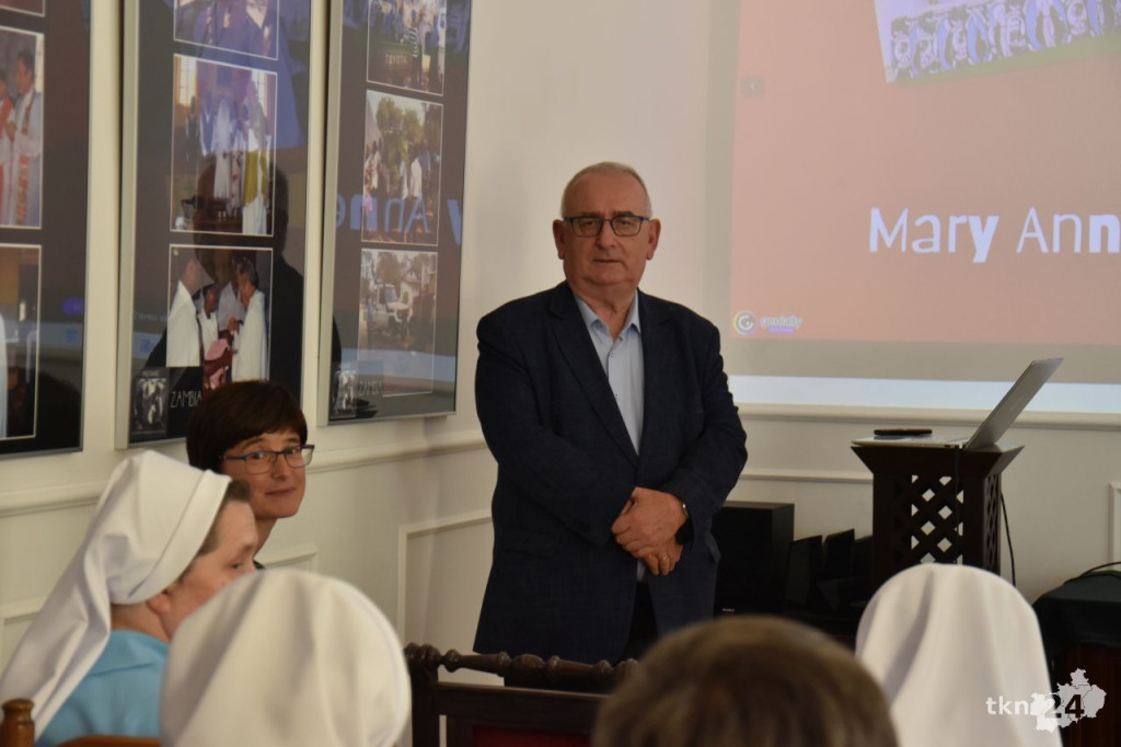 Misjonarki z Zambii odwiedziły grób ks. Marcelego Prawicy w Końskich [wideo, zdjęcia]