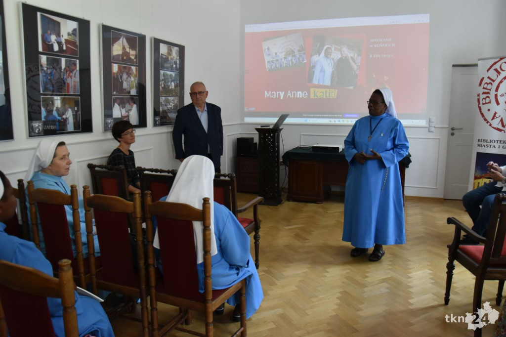 Misjonarki z Zambii odwiedziły grób ks. Marcelego Prawicy w Końskich [wideo, zdjęcia]