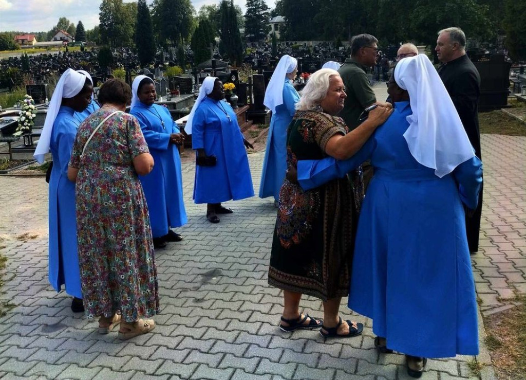 Misjonarki z Zambii odwiedziły grób ks. Marcelego Prawicy w Końskich [wideo, zdjęcia]