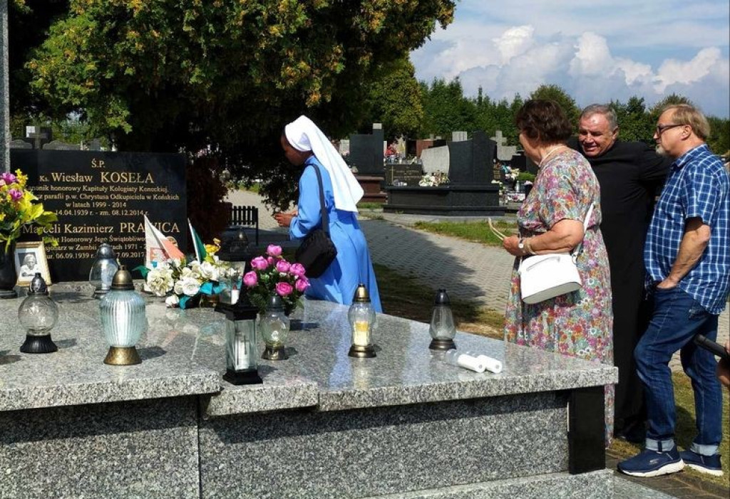 Misjonarki z Zambii odwiedziły grób ks. Marcelego Prawicy w Końskich [wideo, zdjęcia]