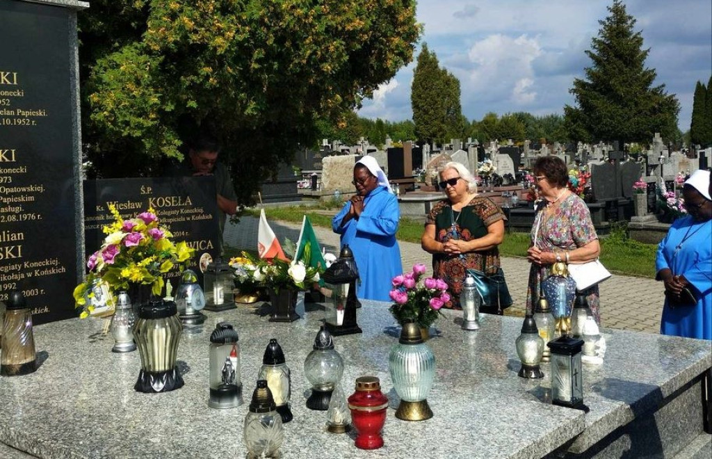 Misjonarki z Zambii odwiedziły grób ks. Marcelego Prawicy w Końskich [wideo, zdjęcia]