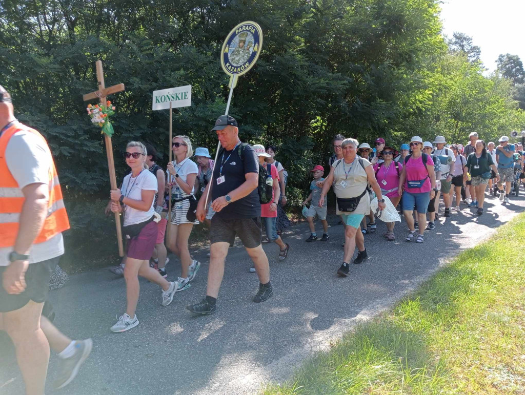 Koneccy pielgrzymi w trasie. Fotorelacja z poniedziałku [zdjęcia]