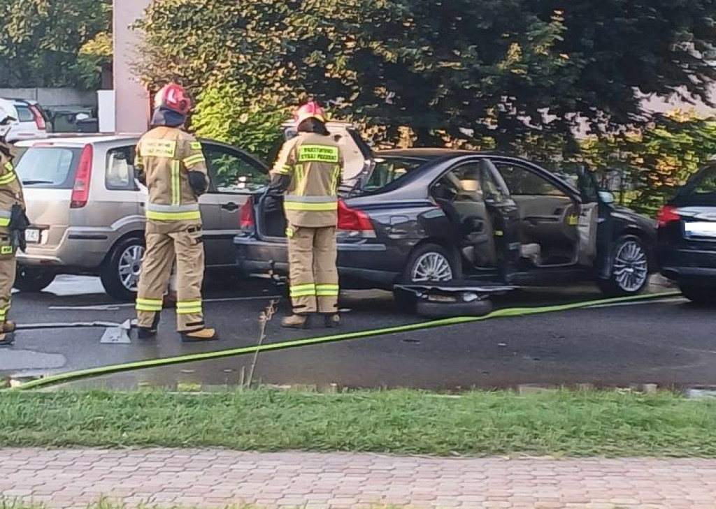 Gaz ulatniał się z auta. Akcja w centrum Końskich [zdjęcia]