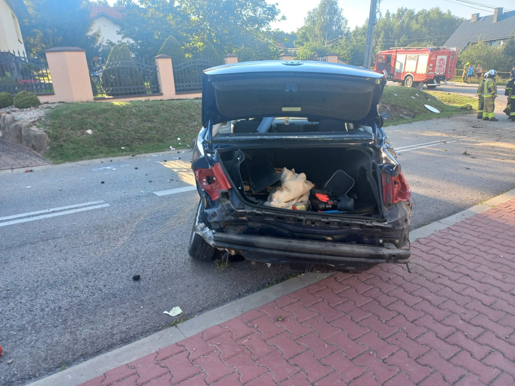 Poważna kolizja w Smykowie. Zderzyły się dwie osobówki [zdjęcia]