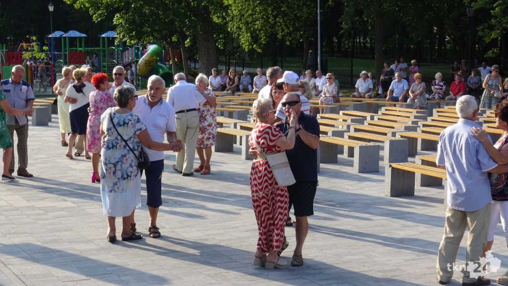 Taneczna niedziela przy Koneckim Centrum Kultury. Wideo i zdjęcia z zabawy