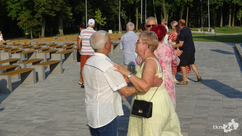 Taneczna niedziela przy Koneckim Centrum Kultury. Wideo i zdjęcia z zabawy