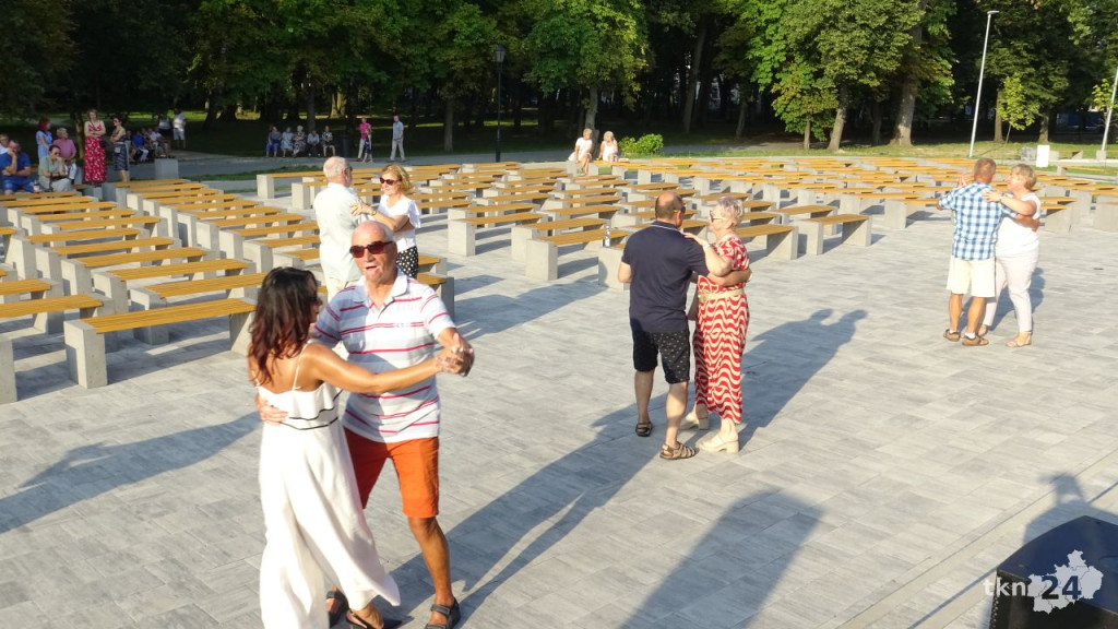 Taneczna niedziela przy Koneckim Centrum Kultury. Wideo i zdjęcia z zabawy