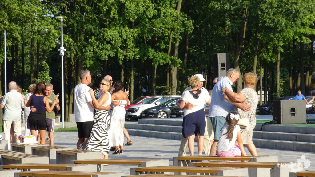 Taneczna niedziela przy Koneckim Centrum Kultury. Wideo i zdjęcia z zabawy
