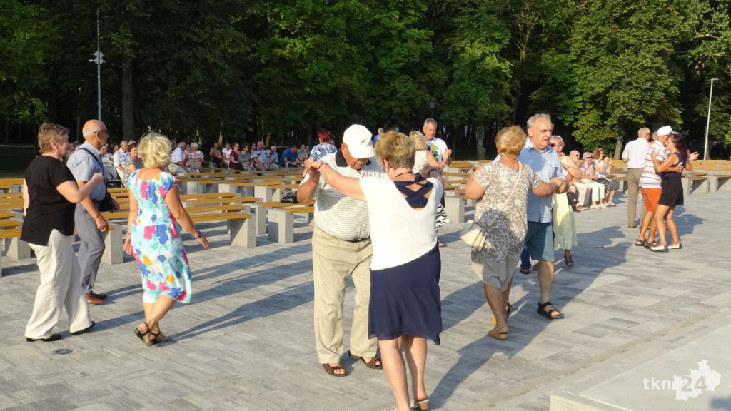 Taneczna niedziela przy Koneckim Centrum Kultury. Wideo i zdjęcia z zabawy