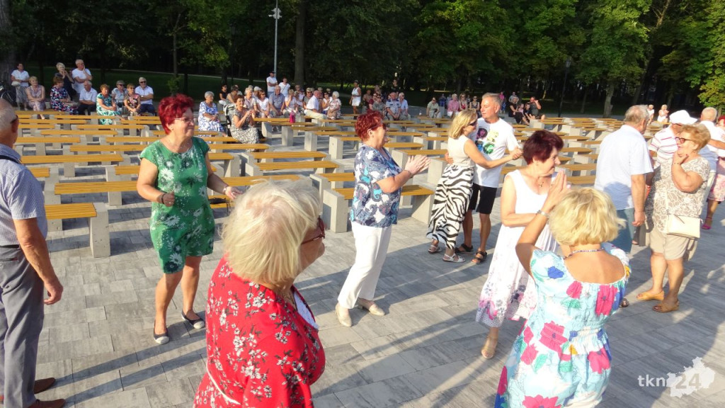 Taneczna niedziela przy Koneckim Centrum Kultury. Wideo i zdjęcia z zabawy